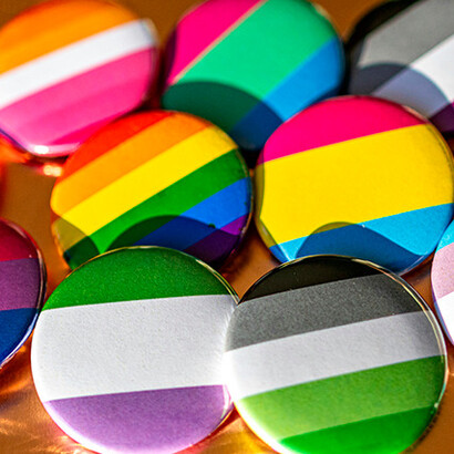 Bandeira dos movimentos LGBTQIA+. As pessoas estão buscando marcas que não apenas abracem a diversidade, mas que também promovam a igualdade e a inclusão em suas práticas comerciais