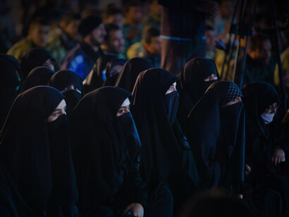 Mujeres musulmanas con la vestimenta tradicional del islam -hiyab- en Mehran, Irán