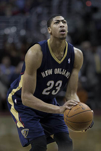 Anthony Davis avec les New Orleans Pelicans sur la ligne des lancers francs lors d'un match contre les Washington Wizards, 22 février 2014. Photo par Keith Allison