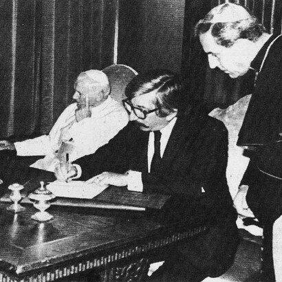 Dante Caputo, canciller del gobierno de Raúl Alfonsín, rubrica el Tratado de Paz y Amistad entre Argentina y Chile, Vaticano, 29 de noviembre de 1984