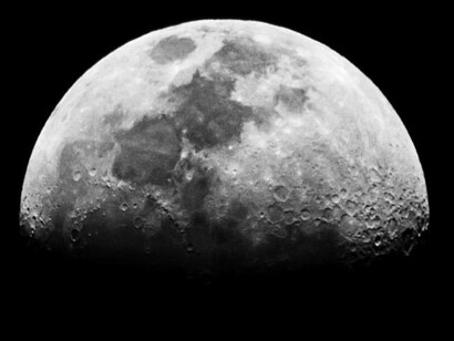 A órbita elíptica da Terra não é constante, e a excentricidade orbital afeta o quanto o planeta se aproxima ou se afasta do Sol