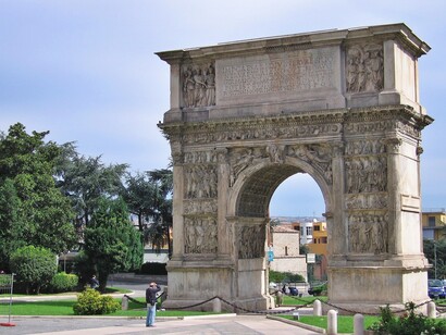 L'arco è situato all'ingresso della via Traiana, una strada voluta dall'imperatore per collegare Benevento al porto di Brindisi, facilitando il commercio e i collegamenti tra Roma e l'Oriente. Arco di Traiano, Benevento, Italia
