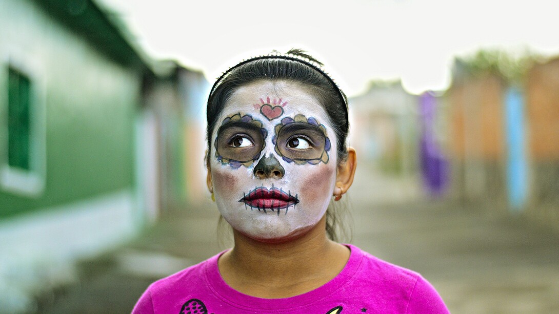 Una niña mexicana con el rostro pintado como La Catrina