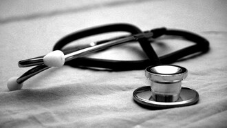 L’IA può individuare correlazioni tra dati, ma senza comprensione del contesto clinico rischia di produrre risultati fuorvianti