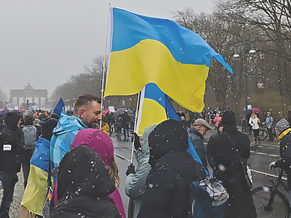 Geradedenken' protest in Germany stands in solidarity with Ukraine, countering peace manifesto by Sahra Wagenknecht and Alice Schwarzer
