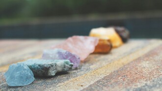 La rimozione dei blocchi energetici permette all'energia vitale di fluire liberamente, ristabilendo l'equilibrio tra corpo, mente ed emozioni