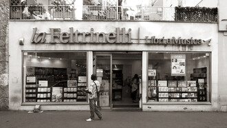 La fotografía de un amigo frente a una librería italiana se convierte en la puerta de entrada a una historia de espionaje, financiamiento clandestino y lucha guerrillera en la Venezuela de la Guerra Fría