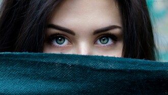 Lo sguardo è spesso più eloquente delle parole, capace di comunicare emozioni profonde senza bisogno di spiegazioni