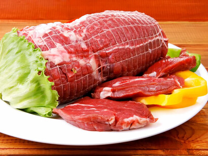 Carne cruda con lechuga y limón