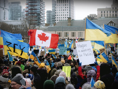 Protesto no Canadá mobilizados por ucranianos e apoiadores que levantam cartazes contra Putin