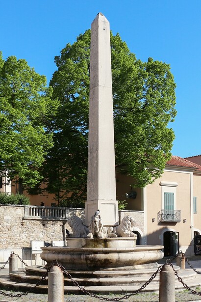 Obelisco in piazza santa Sofia, frontale, Benevento, Italia