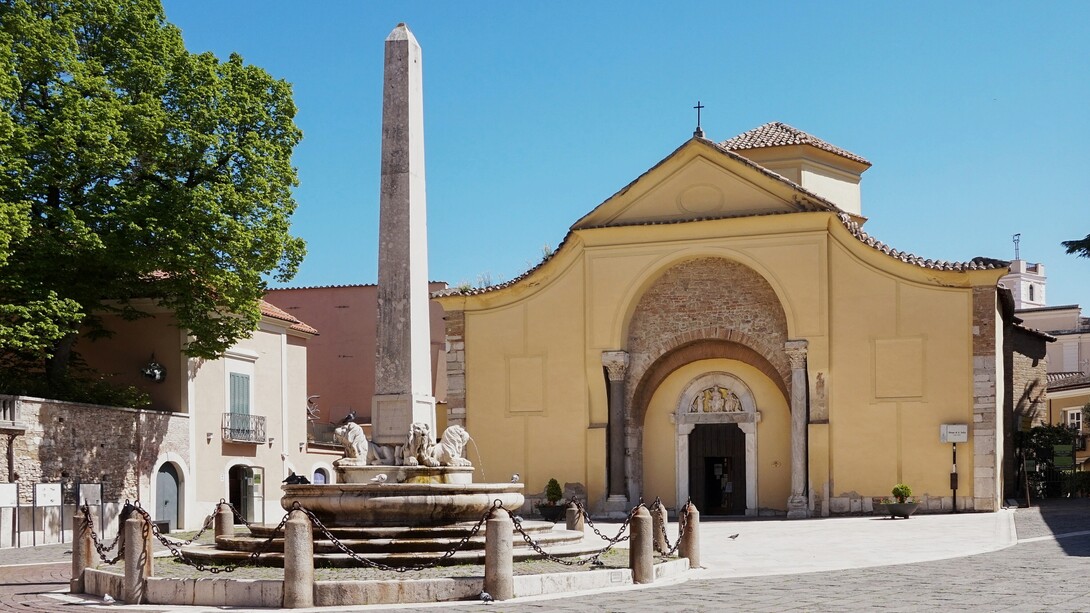 L'obelisco in piazza santa Sofia, alle spalle la chiesa di santa Sofia, Benevento, Italia