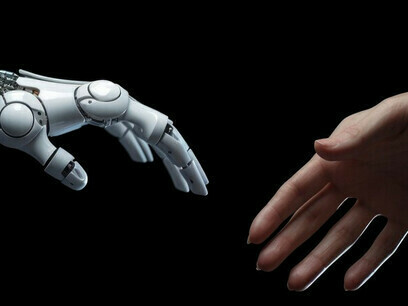 Una mano robotica a intelligenza artificiale che si protende verso una mano umana