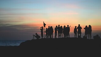 O líder deixa de ser aquele que manda e passa a ser aquele que orienta, conecta e inspira. Sua força não está no cargo que ocupa, mas na capacidade de gerar sentido coletivo, articular visões e mobilizar pessoas em torno de objetivos comuns. Trata-se de um poder relacional, construído no cotidiano, que depende menos da coerção e mais da confiança