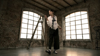 El terciopelo ha sido considerado durante siglos como uno de los tejidos más lujosos y complejos de producir. Originario de ciudades italianas como Lucca, Florencia, Venecia y Génova, este tejido se caracteriza por su suavidad y brillo distintivos