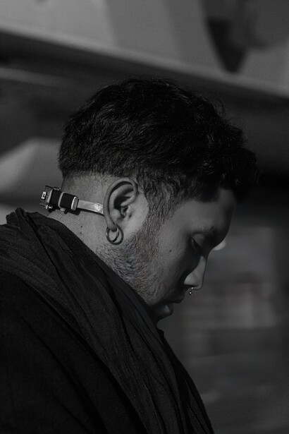 A través del biohacking, los artistas ciborg como Esteban Celis se apropian de la tecnología para enriquecer la experiencia humana. Fotografía de Macarennea