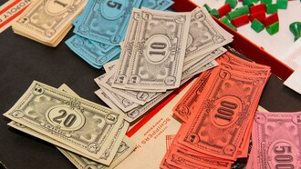 Se nasceste nos anos 1990, foste alimentado com a papa Cerelac, Nestum e vias certamente os desenhos animados na RTP2. Viveste a promessa de que um canudo académico era o bilhete dourado para a Fábrica de Chocolate da estabilidade e que uma caneta seria certamente mais leve que um cabo de uma esfregona.
Pois bem, bem-vindo à realidade, onde o Willy Wonka é um senhorio com mau feitio e o chocolate sofre de inflação