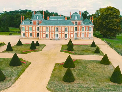 Château de Tournelay, Nueil-les-Aubiers en France. Le château de Tournelay est une pépite comme il en existe peu : datant du 19ème siècle, ce domaine est un fabuleux témoignage du passé