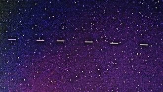 La naturaleza dando lugar a la tecnología. Seis satélites son fácilmente visibles; un séptimo es muy tenue a la derecha. Tenían una magnitud de 3,3 y eran visibles a simple vista. La exposición fue de 2 segundos, Satélites Starlink 6, vistos el 28 de abril de 2020 sobre el estado de Georgia, EE. UU.
