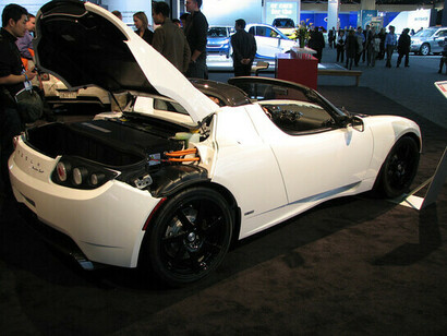 Tesla. C’est le nom de la marque de voiture électrique la plus célèbre et la plus vendue en France ces dernières années © Tesla Roadster By Jay Clark from Chicago, IL, USA - Tesla Roadster, CC BY 2.0