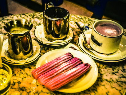 Una porción de churros con chocolate del mítico Gran Café Tortoni, Buenos Aires, Argentina