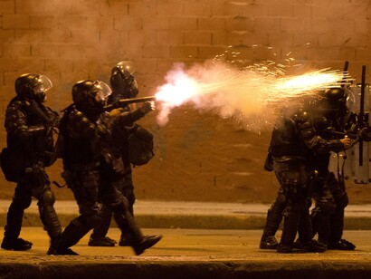 la policía tratando de reprimir las revueltas en las calles