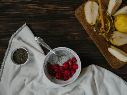 Porciones de frutas y semillas. La alimentación consciente es un vehículo para la conexión con nuestro cuerpo, sus necesidades y su sabiduría innata