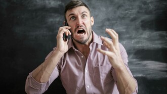 Reclamar sobre um mundo imperfeito e sobre as adversidades da vida é natural. O problema ocorre quando o ato de reclamar se torna um comportamento habitual, a ponto de a pessoa não perceber que essa tendência negativa gradualmente tomou conta da sua vida. Assim como na síndrome do sapo fervido, em que o sapo (dentro de uma panela) não sente a temperatura da água, que aquece progressivamente, e morre “quentinho” e aconchegado no ambiente prejudicial que escolheu para permanecer