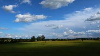 Il Parco Agricolo Sud Milano costituisce la green belt della metropoli, una vasta cintura verde che tutela il paesaggio rurale e l'equilibrio ambientale dell'area milanese. Lombardia, Italia