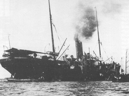 El barco Sakura Maru en amarres, junto a juncos (Japón, 1887)