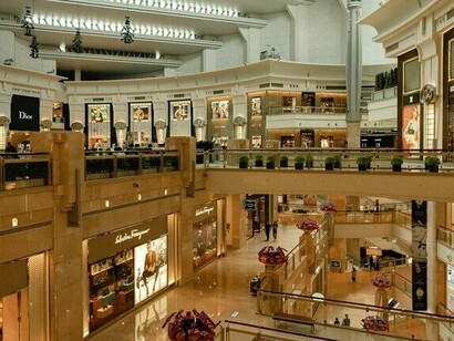 Interno di un centro commerciale vuoto