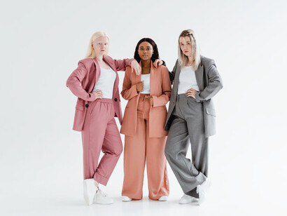 In the solidarity of sisterhood, these women confront the paradoxes of feminism, redefining notions of success and liberation as they forge their own paths