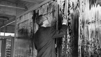 Gerhard Richter davanti al suo murale “Illusioni” (1989), in seguito ribattezzato “Sankt Gallen”, nell'edificio della biblioteca dell'Università di San Gallo, San Gallo, Svizzera