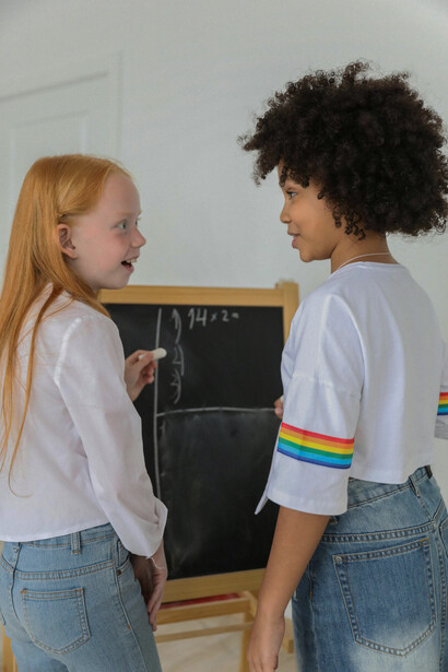 Pesquisas mostram que estudantes que confiam em suas habilidades para matemática conseguem controlar melhor a ansiedade, dedicando mais esforço e perseverança diante dos desafios escolares