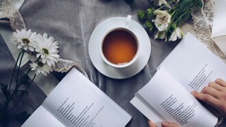 HoleniaPoesia è un laboratorio culturale e una comunità critica che preferisce seguire strade indipendenti, più che una classica casa editrice