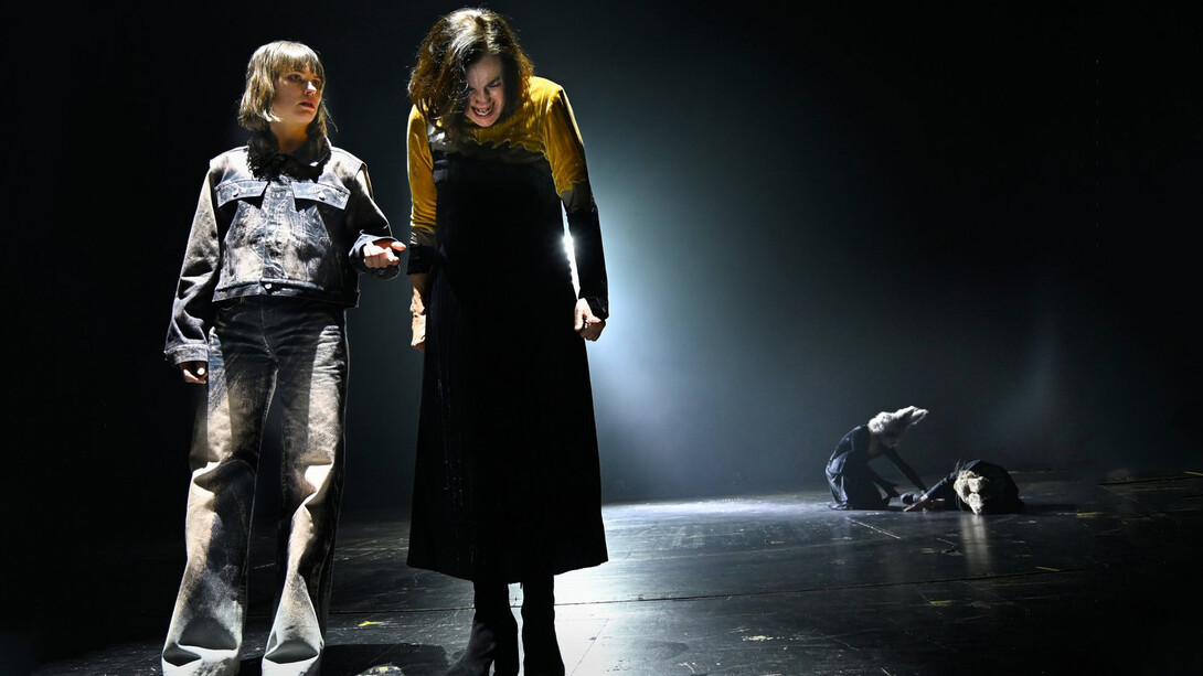 Eines langen tages reise in die nacht. Courtesy of the Deutsches Theater