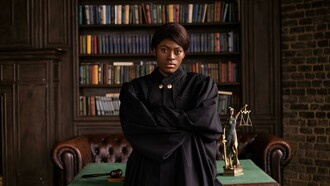 A judicialização da saúde não é exclusiva do Brasil, mas aqui ela atinge proporções muito maiores que em outros países, especialmente por causa da dimensão do SUS, das desigualdades regionais e da forte atuação do Poder Judiciário