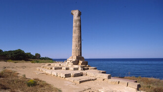 L'ultima colonna del Tempio di Hera Lacinia rimasta eretta. Capo Colonna (o Capocolonna) - noto in età coloniale (antica, classica ed ellenistica) come Capo Lacinio: Λακίνιον ἄκρον), e poi promontorium Lacinium in età romana) - è un promontorio sito otto chilometri a sud di Crotone Calabria, Italia