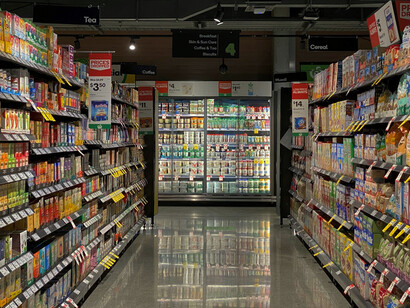 Colorful packaging displays and vibrant market shelf designs highlight how retail shelves feature eye-catching products