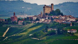 Paesaggio delle Langhe tra Monforte d'Alba e La Morra, Provincia di Cuneo, Piemonte, Italia