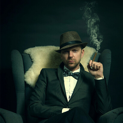 Detetive. Daí que as artes tematizem esse exercício de descoberta