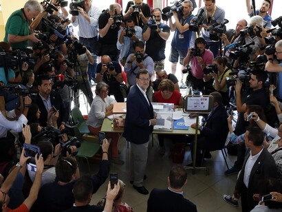 Mariano Rajoy votando