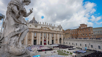 La Basílica de San Pedro durante la ceremonia de investidura papal de León XIV el día 18 de mayo de 2025, en el Vaticano