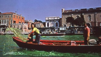 El artista y activista medioambiental argentino Nicolás García Uriburu (1937-2016) coloreando de verde el Gran Canal de Venecia en 1968