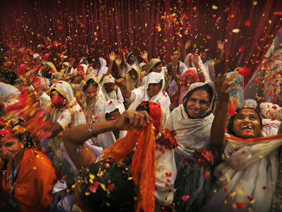 Indian man breaks taboo by inviting 18,000 widows to bless his son's wedding