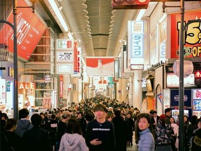 Un centro commerciale molto affollato
