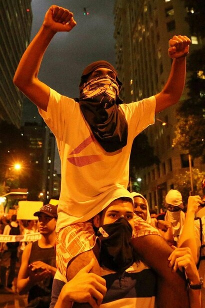 Jóvenes protestan en las calles de Brasil