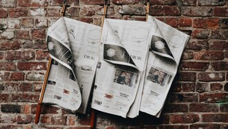 Zeitungshalter mit Exemplar am Haken