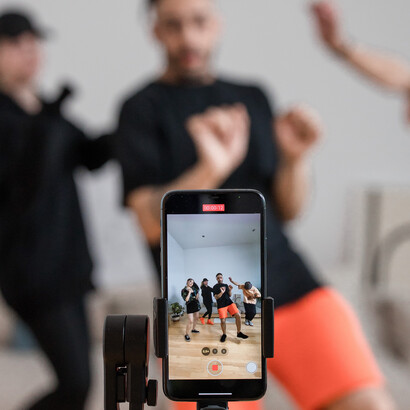 As famosas dancinhas do aplicativo de vídeos TikTok têm cada vez mais sido utilizadas como engajamento publicitário de músicas lançadas recentemente, filmes, produtos etc