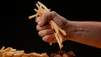 Batata frita. Método de preparo: cozinhar alimentos pode alterar o índice glicêmico. Por exemplo, batatas cozidas têm um índice glicêmico mais alto do que batatas fritas